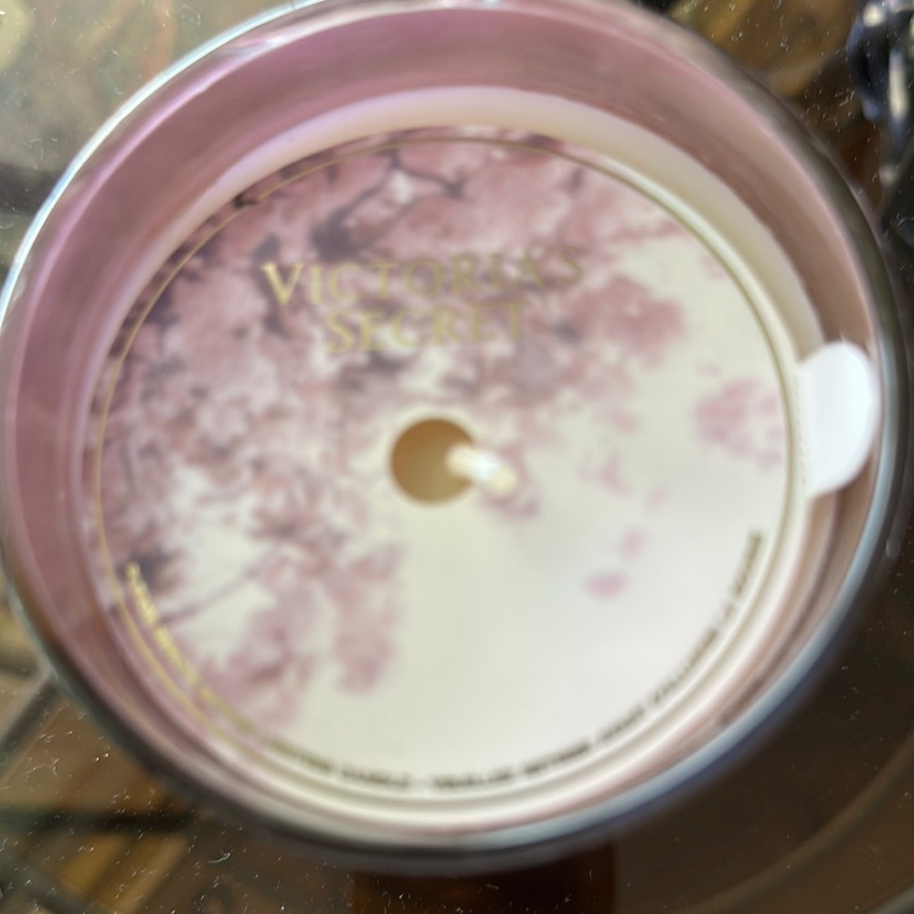 Victoria's Secret Velvet Petals Floral Candle - Picture 2 of 6